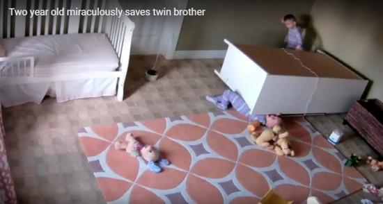 2岁男童救出兄弟用力推开柜子 父亲称是个奇迹