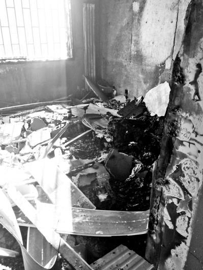 充电手机爆炸起火多个窗户玻璃被烧毁 无人伤亡(图)