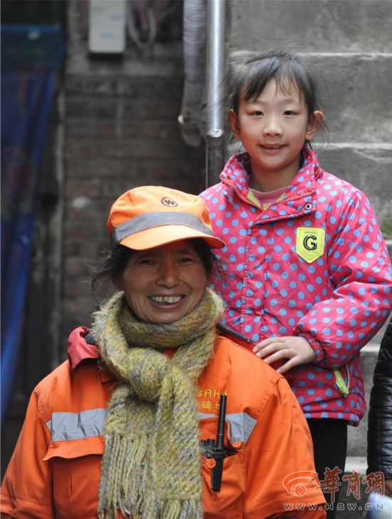 女孩陪奶奶扫大街成小网红 网友赞其懂事乖巧(图) 女孩陪奶奶扫大街成小网红 网友赞其懂事乖巧(图)