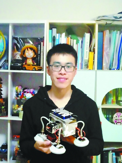 北京高中生设计机器人替“蜘蛛人”高空作业