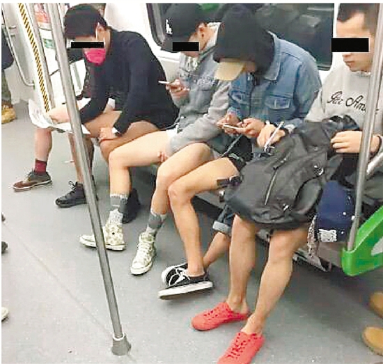 杭州地铁10个男生当众脱裤 杭州地铁官方表态：不提倡