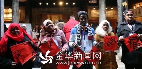 22名留学生挥毫贺新春 体验金华农村传统文化