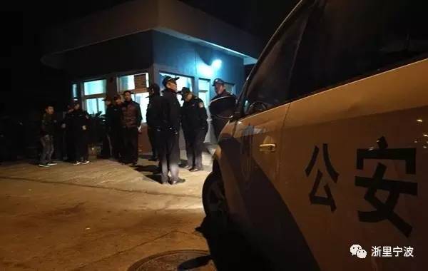 痛心!失联男童不幸身亡 遗体被压在一堆牛仔衣