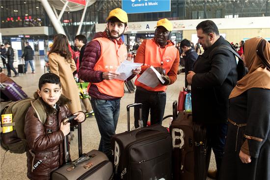 15国留学生当春运志愿者 说流利普通话为旅客引路 15国留学生当春运志愿者 说流利普通话为旅客引路