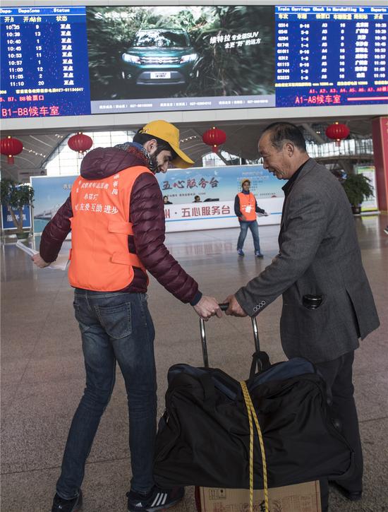 15国留学生当春运志愿者 说流利普通话为旅客引路 15国留学生当春运志愿者 说流利普通话为旅客引路