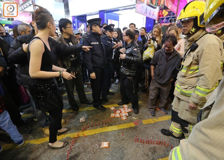 女子路边蜡烛求婚 蜡烛还没点3名拎着灭火器的消防员已就位