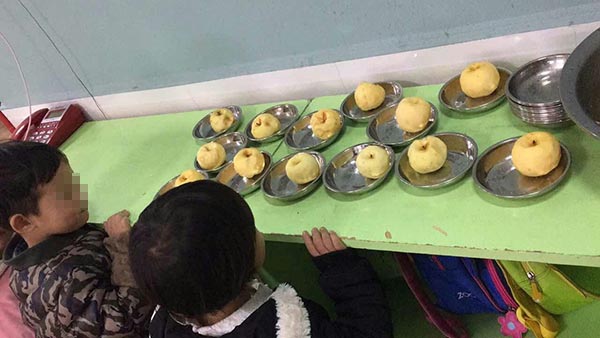 四川一幼儿园被指拿发霉苹果当孩子点心 教育局正调查
