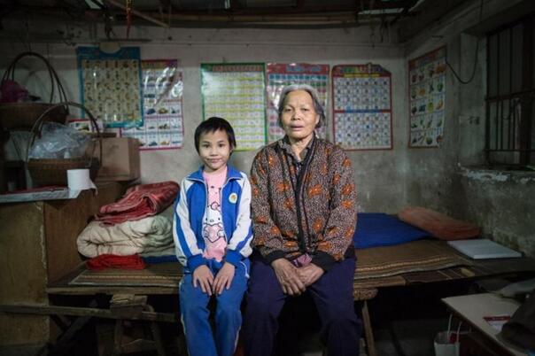 9岁女孩卖菜寻亲:汶川地震后失联的爸妈,你们在哪