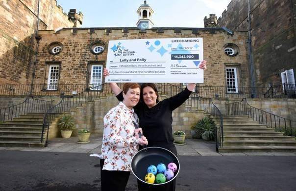 彩票中1.3亿分闺蜜 网友:这样的好闺蜜请给我一打(图) 彩票中1.3亿分闺蜜 网友:这样的好闺蜜请给我一打(图)