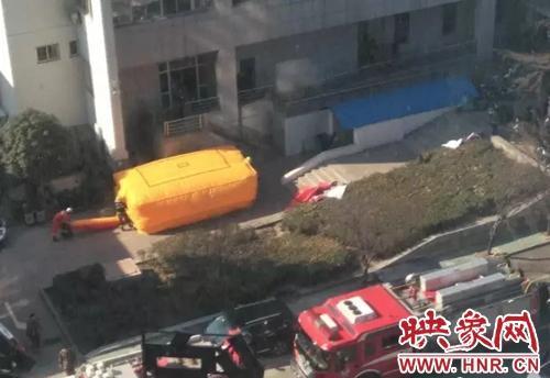 女子欲跳楼被踹回市民为消防队员鼓掌叫好 老太太:吓得肚子胀气了 女子欲跳楼被踹回市民为消防队员鼓掌叫好 老太太:吓得肚子胀气了