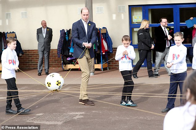 英国威廉王子访问小学 与学生亲密互动