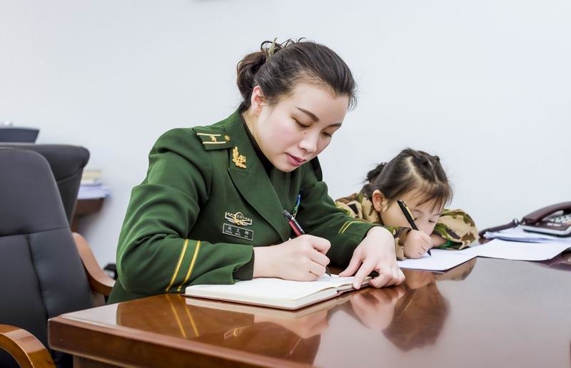 消防女警拍亲子照:女儿不愿穿军装 原因让人泪奔