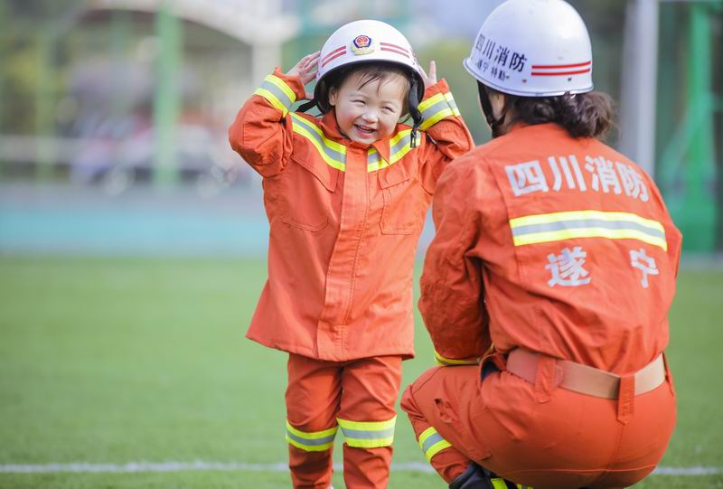 消防女警拍亲子照:女儿不愿穿军装 原因让人泪奔
