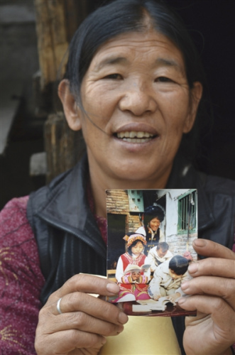 女子27年收养4个孤儿 靠挖煤背矿抚养成材