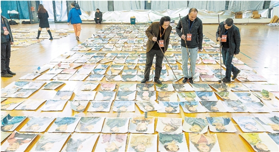 中国美院招考阅卷 四万张卷子铺一地“海选”