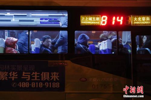 资料图：城际公交车上搭乘着搬去北京郊区租房的人。王骏 摄
