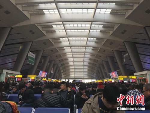 北京南站候车厅，多少人的北漂生活从这里开始，又从这里离开？汤琪 摄