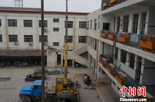 图为23日上午，施工车辆进入濮阳县第三实验小学(老校区)，对学校厕所实施改造。　韩章云 摄