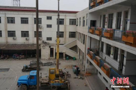 23日上午，记者来到濮阳县第三实验小学(老校区)，看到工人们正在紧张地对学校的厕所实施改造。韩章云 摄