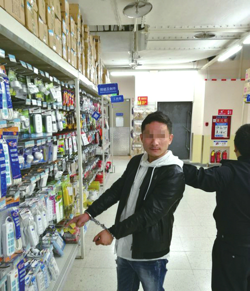 男子假扮留学生超市盗窃 说一口流利英语