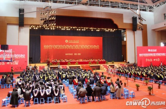西工大为研究生举办毕业典礼 导师和学生走红毯