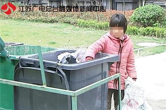 12岁女童吃垃圾桶剩菜度日 父母让捡垃圾不许上学 12岁女童吃垃圾桶剩菜度日 父母让捡垃圾不许上学