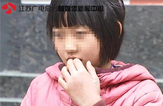 12岁女童吃垃圾桶剩菜度日 父母让捡垃圾不许上学 12岁女童吃垃圾桶剩菜度日 父母让捡垃圾不许上学