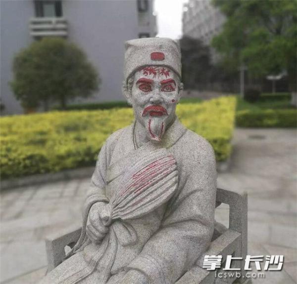 湖南大学标志性塑像惨遭涂鸦 清洗后还能看到红色