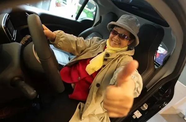 70岁奶奶考驾照84岁换新车 孙子：开了10多年算老司机