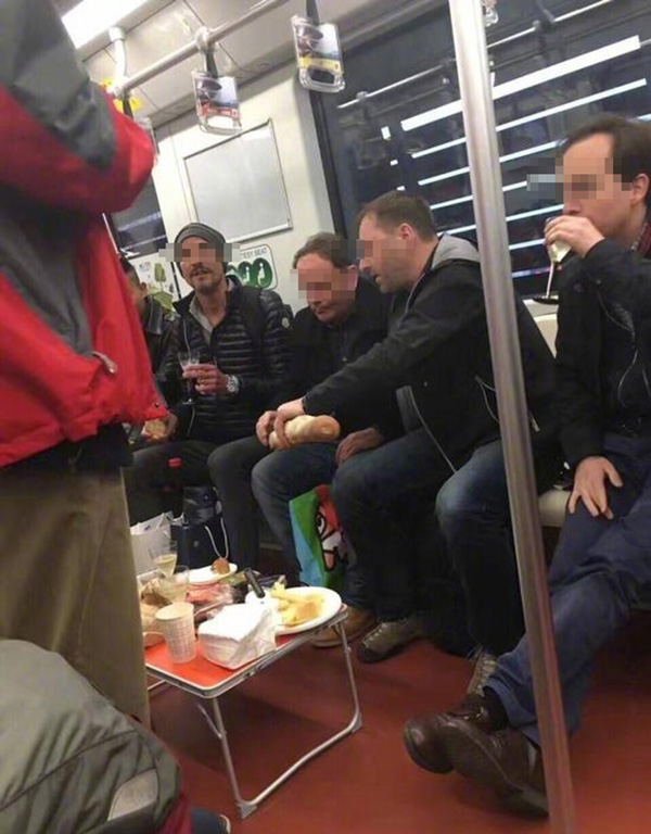 外国人自带桌子酒杯在11号线吃喝，上海地铁：应教育批评