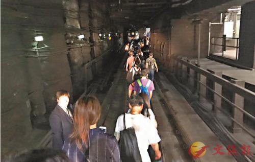 香港地铁故障逾千乘客摸黑行轨疏散 有孕妇不适当场晕倒