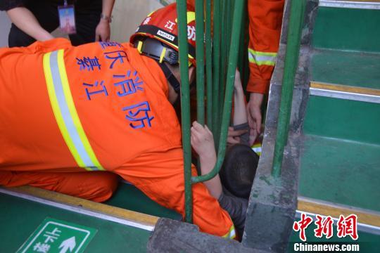 学生被卡校楼梯间 消防官兵10分钟成功救出被困学生（图）