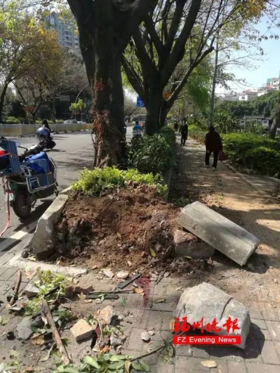 宝马撞飞共享单车 宝马男哭喊着:自己这么年轻