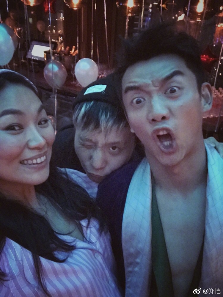 郑恺生日开睡衣趴 连发两条微博分享生日趴的热闹场景