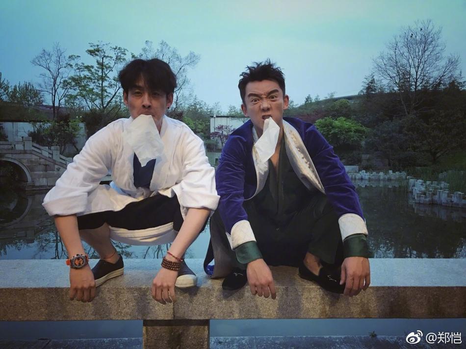 郑恺生日开睡衣趴 连发两条微博分享生日趴的热闹场景