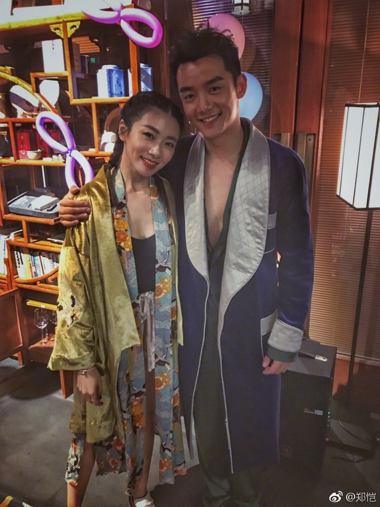 郑恺生日开睡衣趴 连发两条微博分享生日趴的热闹场景