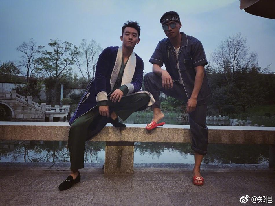 郑恺生日开睡衣趴 连发两条微博分享生日趴的热闹场景