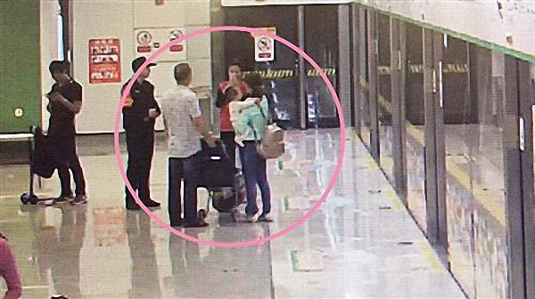 母亲将婴儿落车厢 特警下班坐地铁发现并守护婴儿