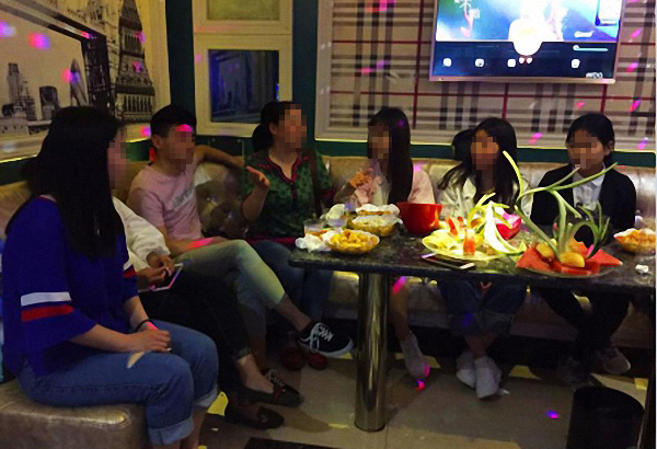 河南一大学教师带学生KTV上《促销技能》课,自称教学创新 河南一大学教师带学生KTV上《促销技能》课,自称教学创新