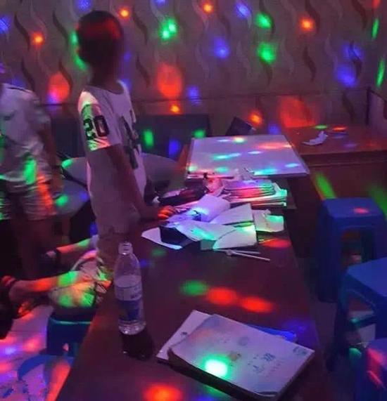 带学生KTV上课到底上的什么课? 为什么要到KTV上课?( 带学生KTV上课到底上的什么课? 为什么要到KTV上课?(