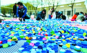 大学生用20多万枚瓶盖拼贴世界地图