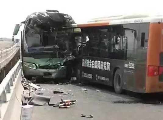 苏州公交大客相撞致1人死亡 大巴司机怀疑公交驾驶员疲劳驾驶