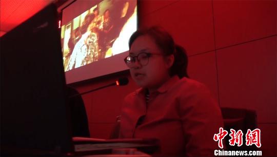 杜诚诚为盲人讲解电影 王有哲 摄 杜诚诚为盲人讲解电影 王有哲 摄