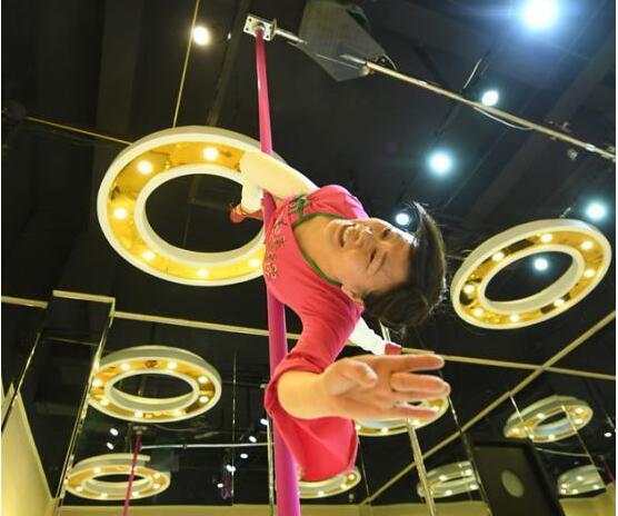 厉害了!花甲老太秀钢管舞 危险动作一练便是4年 厉害了!花甲老太秀钢管舞 危险动作一练便是4年