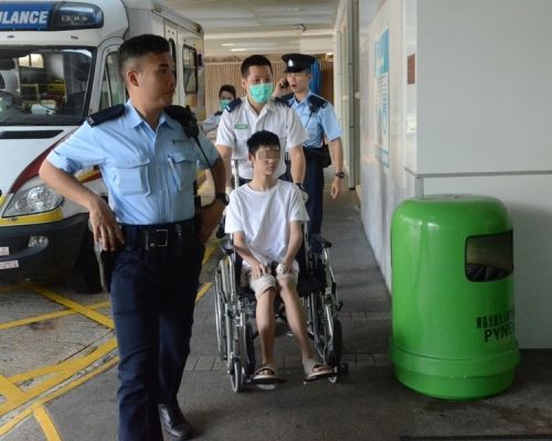 香港少年非礼继母被捕 少年继母手部被刀割伤