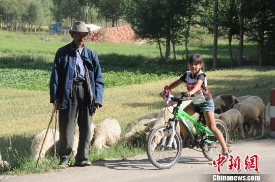 台湾女孩骑行千里丝路 当时才6岁！