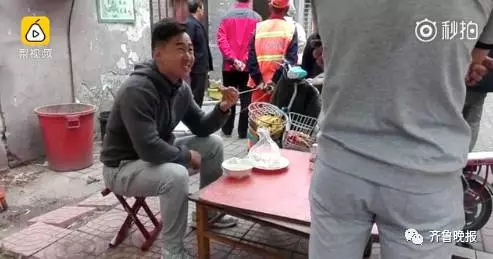 迷之淡定!餐馆起火悠闲吃饭 网友：有消防员在踏实 放心吃吧