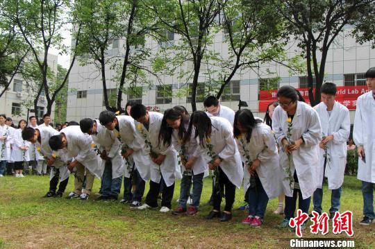 西安交大举行医学实验动物祭 一束菊花表敬意