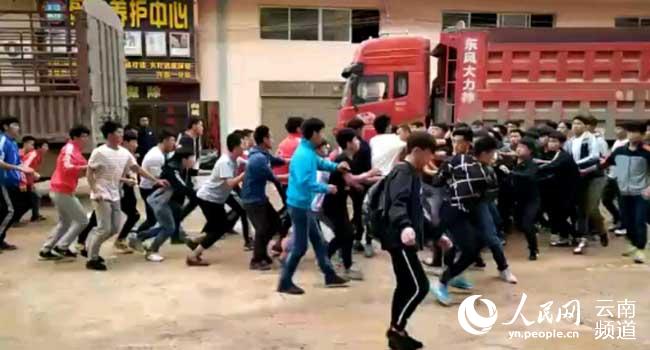 云南文山通报“中学生打群架”事件：对涉事学生进行教育