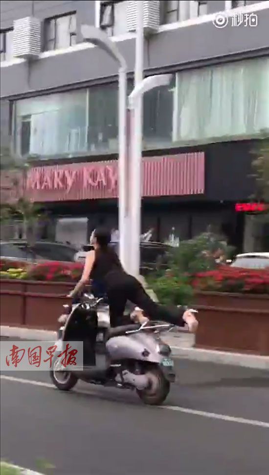 女骑手乘电驴飞行 交警：容易引发交通事故市民切勿效仿